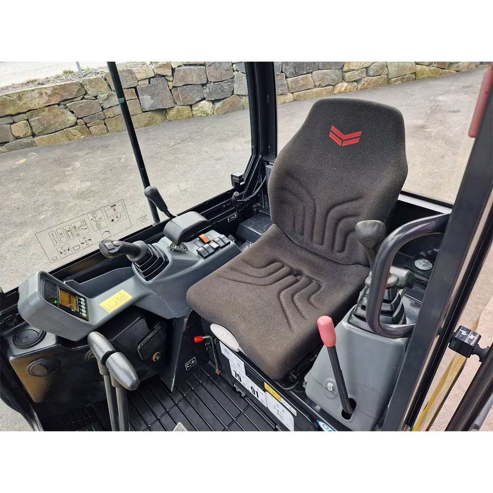 Mini-pelle compacte avec cabine fermée, idéale pour les travaux de terrassement ou d’aménagement paysager. Mini-pelle compacte avec cabine fermée, idéale pour les travaux de terrassement ou d’aménagement paysager.