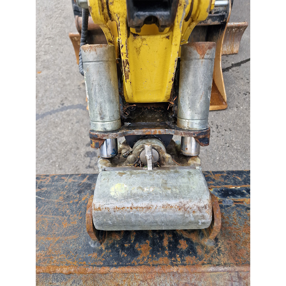 Mini-pelle compacte avec cabine fermée, idéale pour les travaux de terrassement ou d’aménagement paysager. Mini-pelle compacte avec cabine fermée, idéale pour les travaux de terrassement ou d’aménagement paysager.