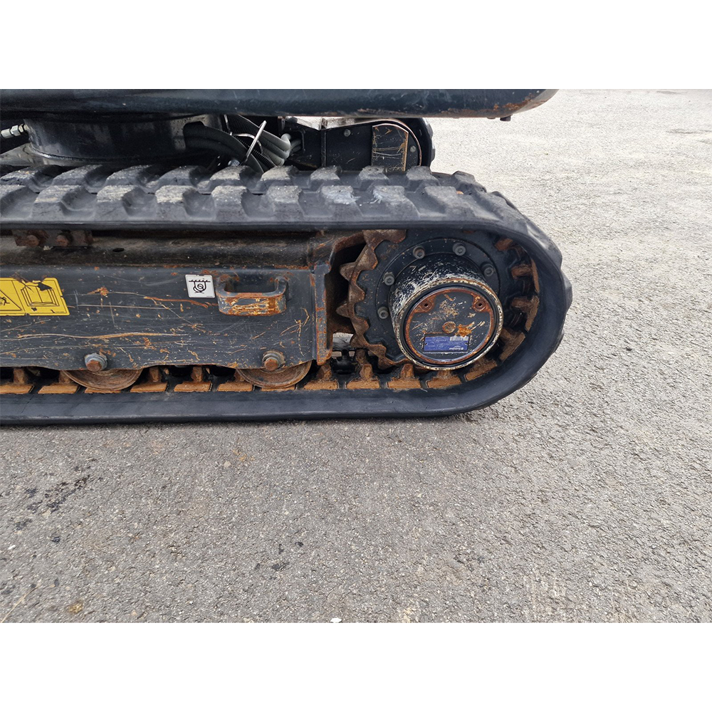 Mini-pelle compacte avec cabine fermée, idéale pour les travaux de terrassement ou d’aménagement paysager. Mini-pelle compacte avec cabine fermée, idéale pour les travaux de terrassement ou d’aménagement paysager.