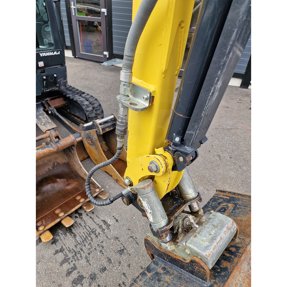 Mini-pelle compacte avec cabine fermée, idéale pour les travaux de terrassement ou d’aménagement paysager. Mini-pelle compacte avec cabine fermée, idéale pour les travaux de terrassement ou d’aménagement paysager.