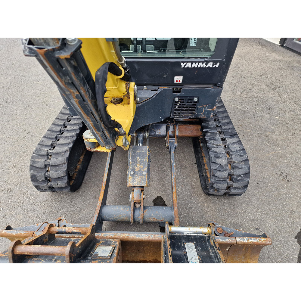 Mini-pelle compacte avec cabine fermée, idéale pour les travaux de terrassement ou d’aménagement paysager. Mini-pelle compacte avec cabine fermée, idéale pour les travaux de terrassement ou d’aménagement paysager.