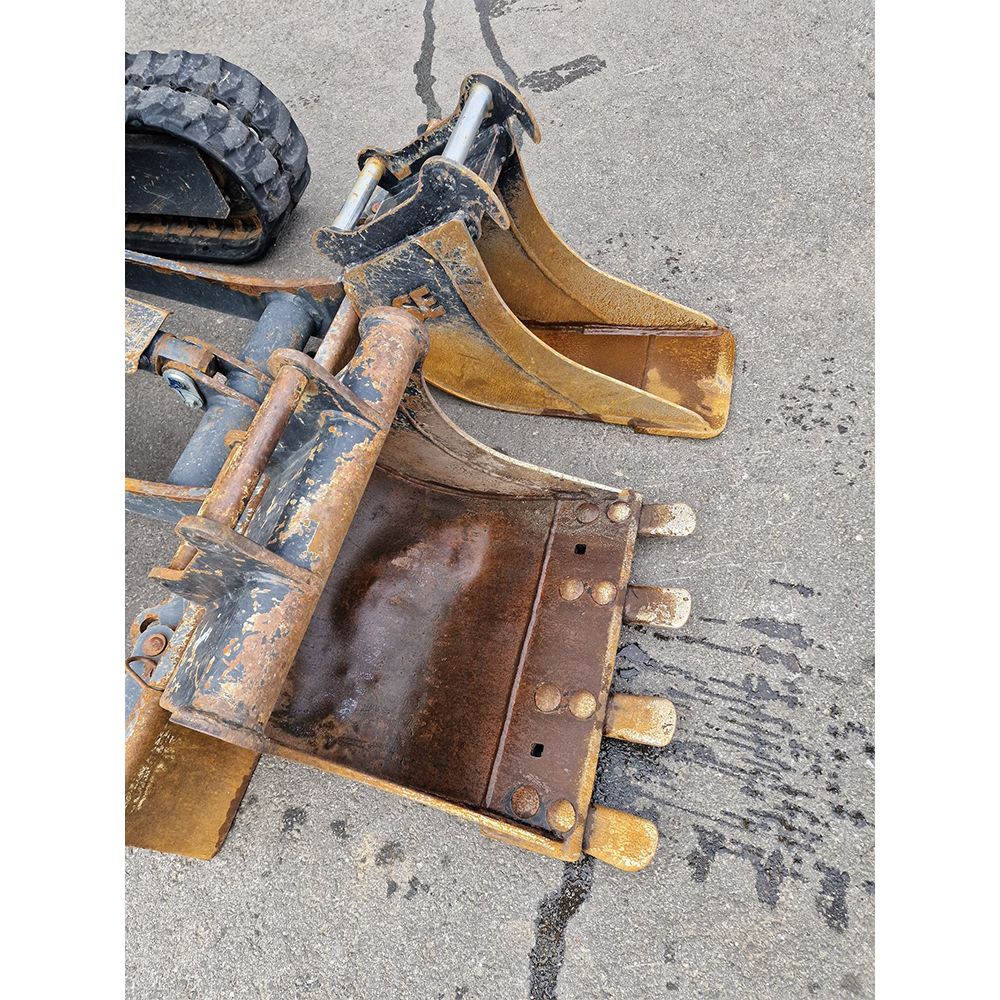 Mini-pelle compacte avec cabine fermée, idéale pour les travaux de terrassement ou d’aménagement paysager. Mini-pelle compacte avec cabine fermée, idéale pour les travaux de terrassement ou d’aménagement paysager.