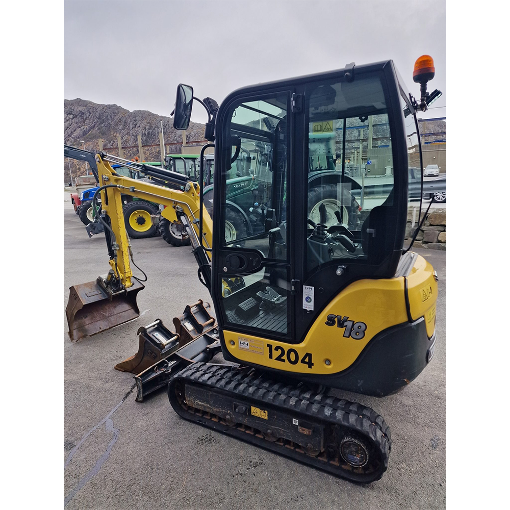 Mini-pelle compacte avec cabine fermée, idéale pour les travaux de terrassement ou d’aménagement paysager. Mini-pelle compacte avec cabine fermée, idéale pour les travaux de terrassement ou d’aménagement paysager.