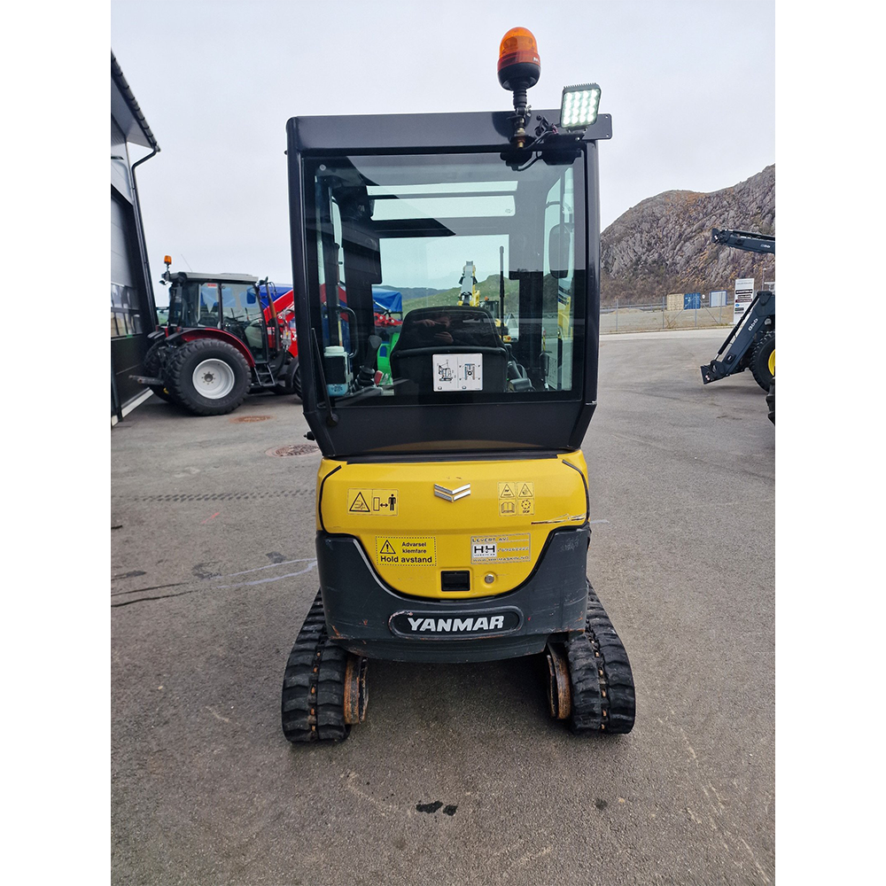 Mini-pelle compacte avec cabine fermée, idéale pour les travaux de terrassement ou d’aménagement paysager. Mini-pelle compacte avec cabine fermée, idéale pour les travaux de terrassement ou d’aménagement paysager.