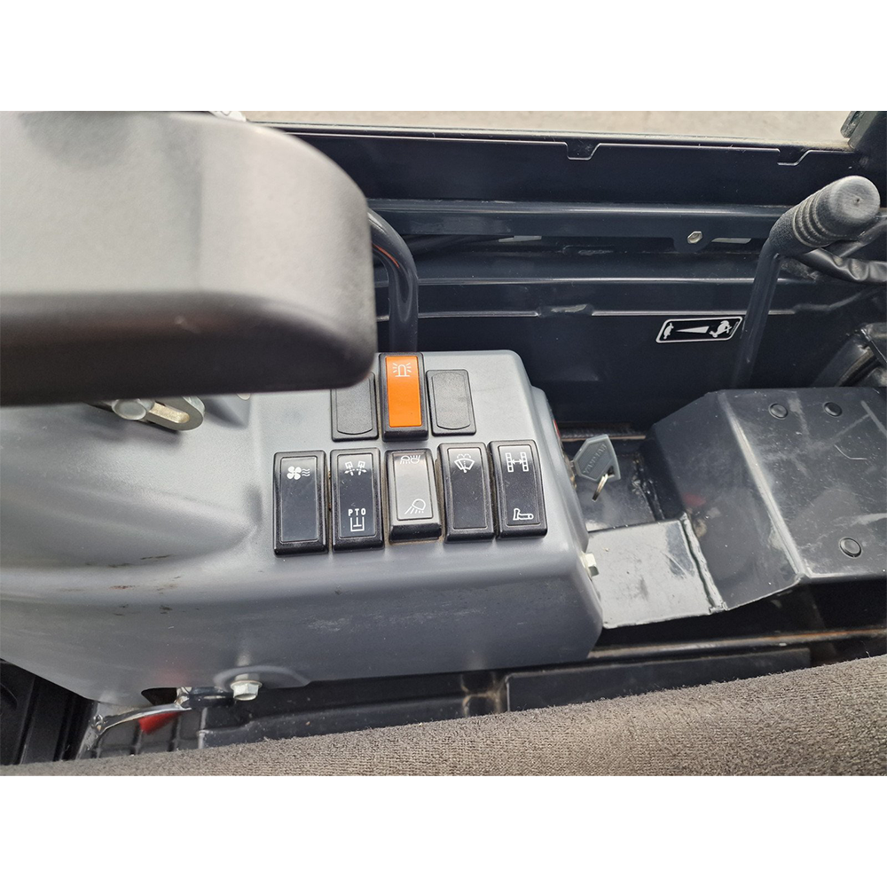 Mini-pelle compacte avec cabine fermée, idéale pour les travaux de terrassement ou d’aménagement paysager. Mini-pelle compacte avec cabine fermée, idéale pour les travaux de terrassement ou d’aménagement paysager.