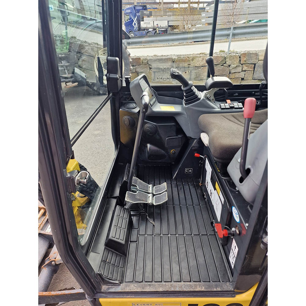 Mini-pelle compacte avec cabine fermée, idéale pour les travaux de terrassement ou d’aménagement paysager. Mini-pelle compacte avec cabine fermée, idéale pour les travaux de terrassement ou d’aménagement paysager.