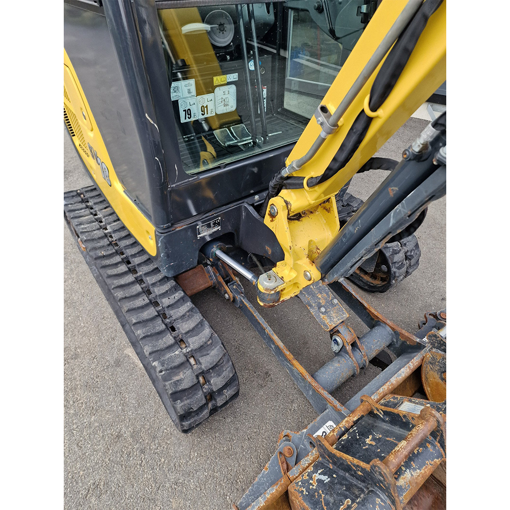 Mini-pelle compacte avec cabine fermée, idéale pour les travaux de terrassement ou d’aménagement paysager. Mini-pelle compacte avec cabine fermée, idéale pour les travaux de terrassement ou d’aménagement paysager.