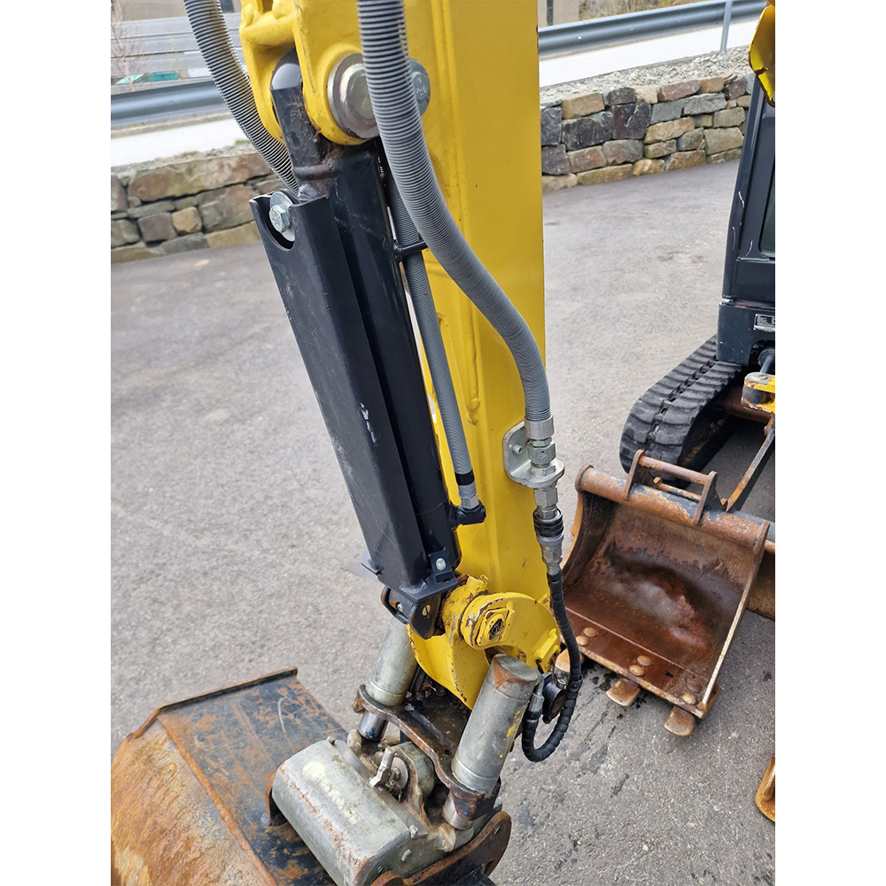 Mini-pelle compacte avec cabine fermée, idéale pour les travaux de terrassement ou d’aménagement paysager. Mini-pelle compacte avec cabine fermée, idéale pour les travaux de terrassement ou d’aménagement paysager.