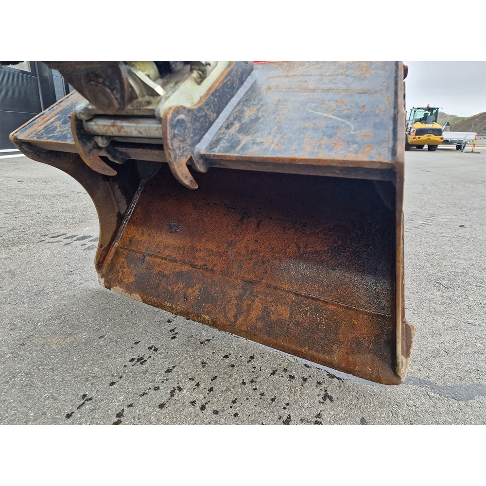 Mini-pelle compacte avec cabine fermée, idéale pour les travaux de terrassement ou d’aménagement paysager.