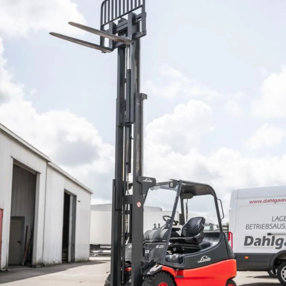 Linde E25 – Chariot élévateur électrique – Capacité 2500 kg – Hauteur de levage 4350 mm