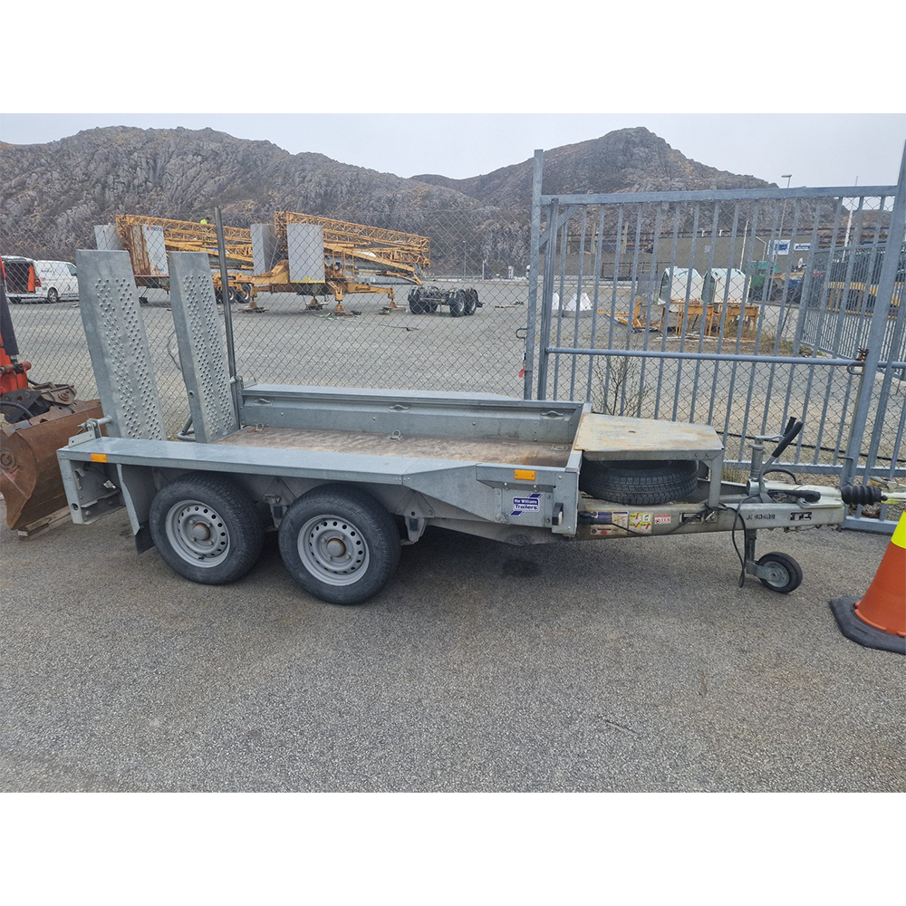 Mini-pelle compacte avec cabine fermée, idéale pour les travaux de terrassement ou d’aménagement paysager.