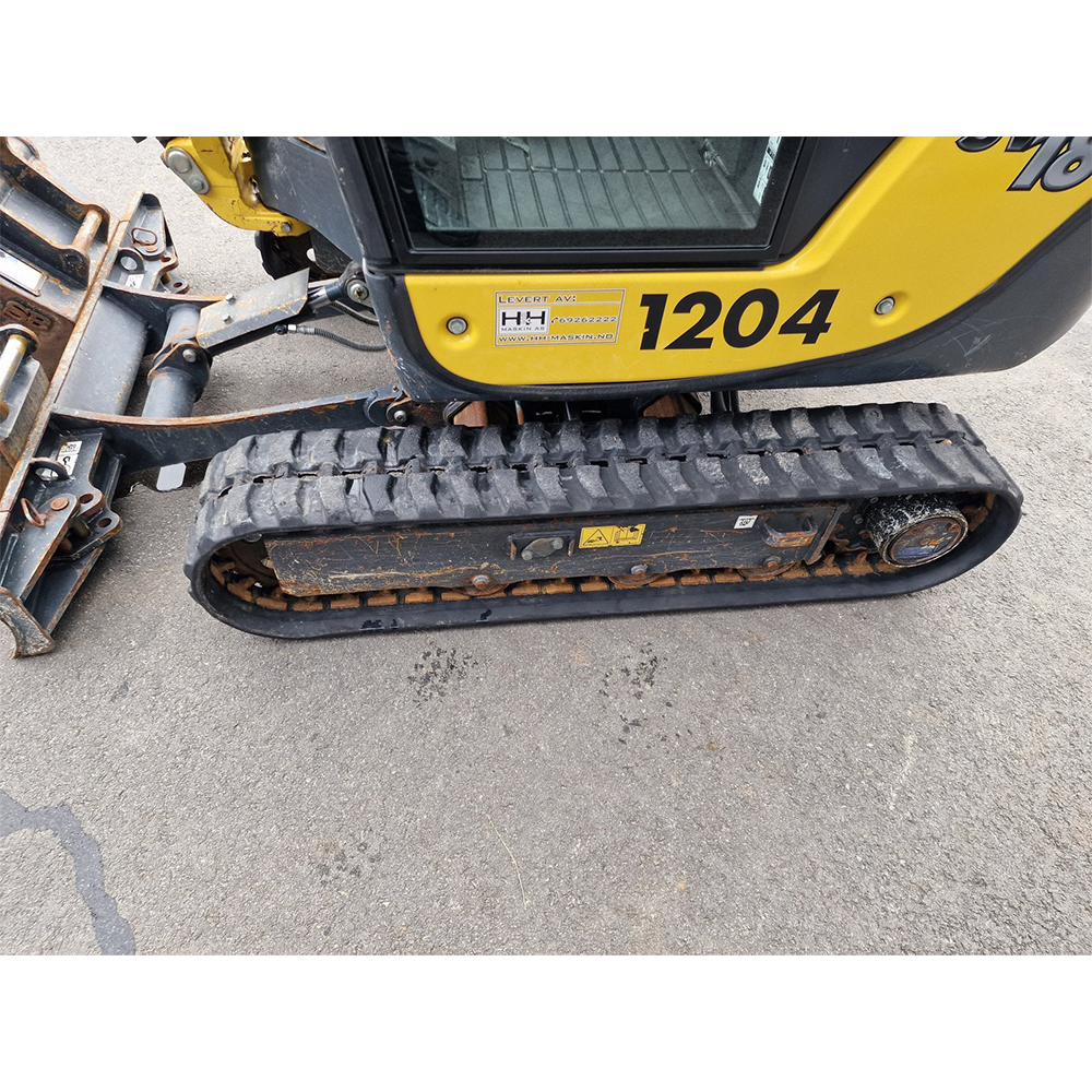 Mini-pelle compacte avec cabine fermée, idéale pour les travaux de terrassement ou d’aménagement paysager.