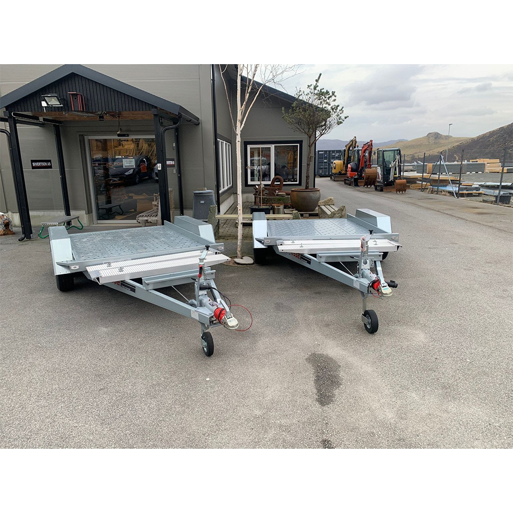 Mini-pelle compacte avec cabine fermée, idéale pour les travaux de terrassement ou d’aménagement paysager.
