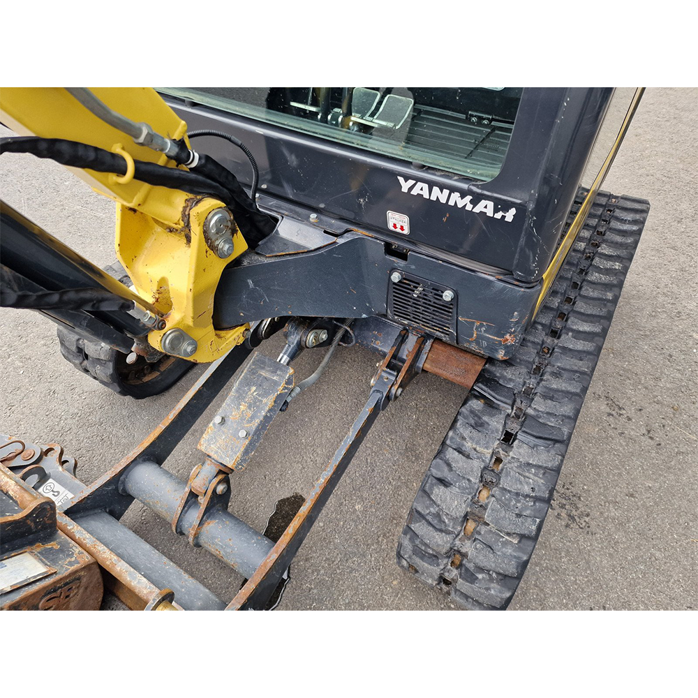 Mini-pelle compacte avec cabine fermée, idéale pour les travaux de terrassement ou d’aménagement paysager.