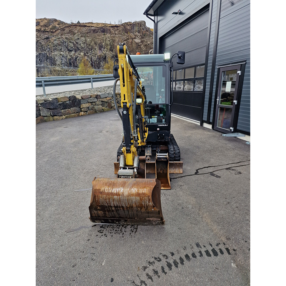 Mini-pelle compacte avec cabine fermée, idéale pour les travaux de terrassement ou d’aménagement paysager.