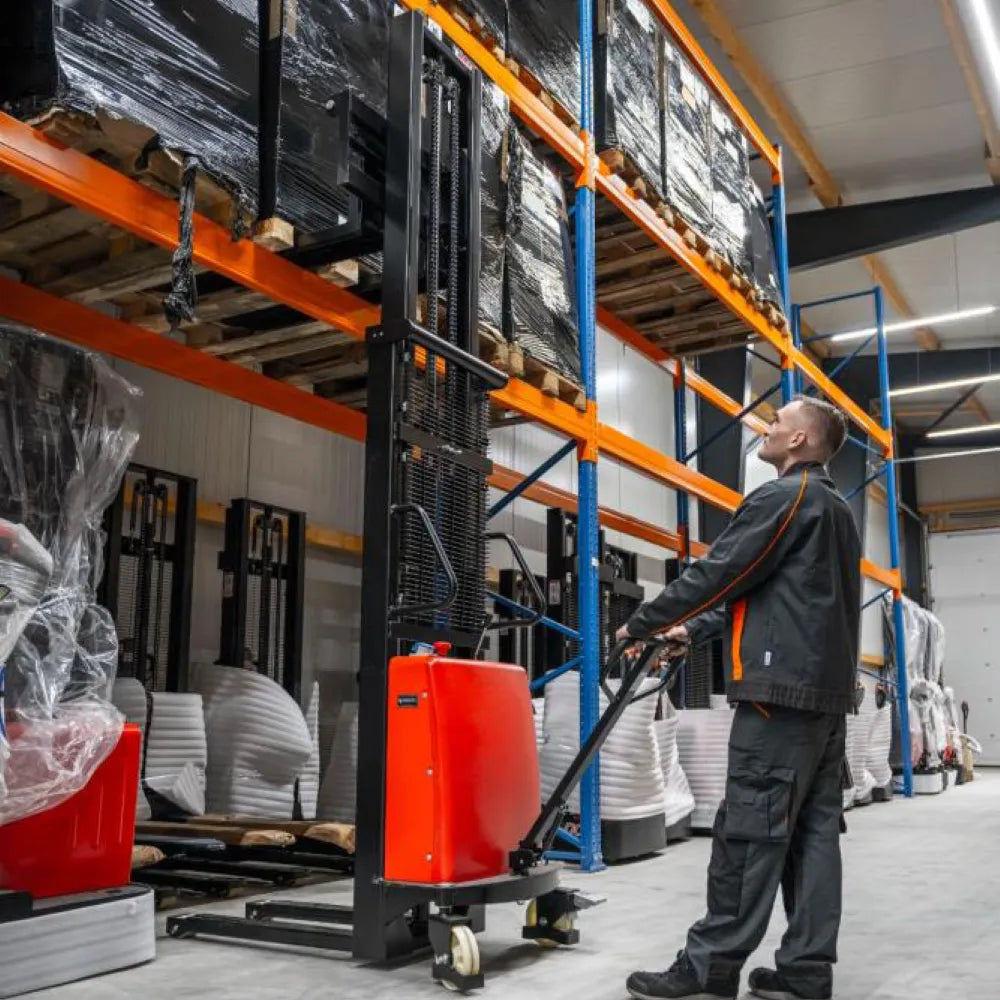 Le gerbeur semi-électrique ECO de COMPARTEC