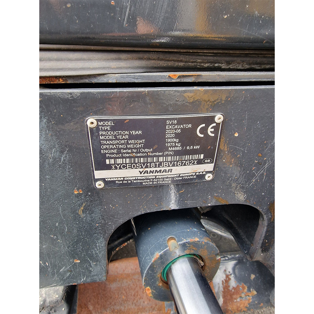 Mini-pelle compacte avec cabine fermée, idéale pour les travaux de terrassement ou d’aménagement paysager.